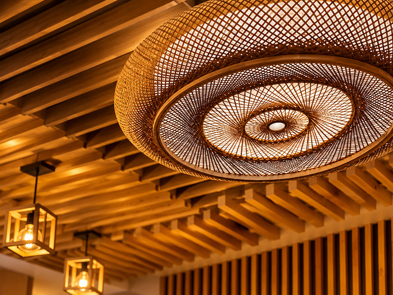 Suspension tressée et plafond en bois du restaurant Sushi Design